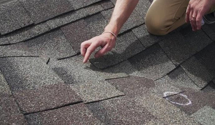Expertise inspecting roof damaged by hail